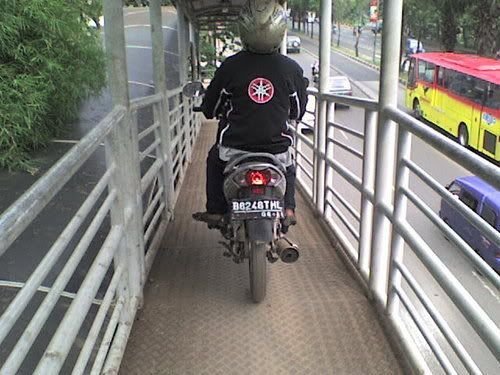 Sulap Motor Anda Jadi Tahan Badai: Panduan Lengkap Aksesoris Musim Hujan